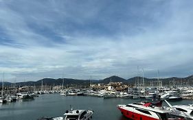 Entre Le Port Et La Plage, Golfe De Saint Tropez
